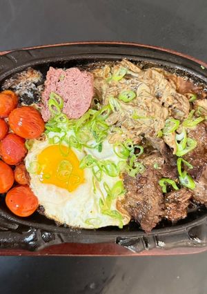A picture of Sizzling Steak Platter with Creamy Maitake Mushrooms (Bò Né Sốt Nấm).