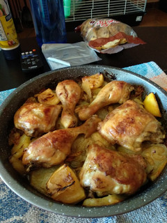 Una foto de Pollo al horno con cebolla patatas y limón