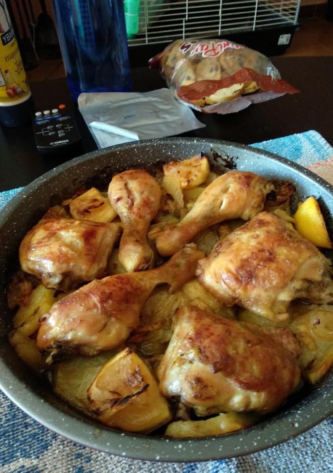 Una foto de Pollo al horno con cebolla patatas y limón