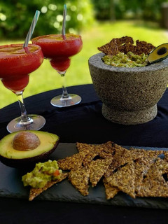 Una foto de Guacamole y margaritas