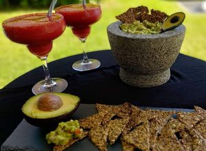 Una foto de Guacamole y margaritas