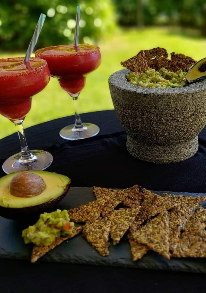 Una foto de Guacamole y margaritas