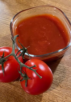 A picture of Homemade tomato purée 🍅.