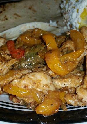 A picture of Fajitas de Pollo (Chicken Fajitas).