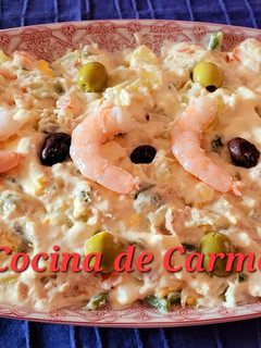 Una foto de Ensaladilla de patatas con atún y langostinos cocidos