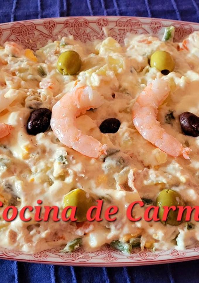 Una foto de Ensaladilla de patatas con atún y langostinos cocidos