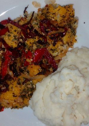 Una foto de Pescado al horno bien rico y fácil, con cebolla y morrón