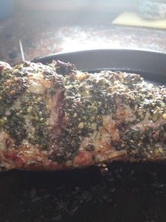 Una foto de Colita de cuadril al horno con pesto de hojas de zanahoria
