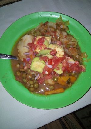 A picture of Peas served with Irish potatoes and cabbages.