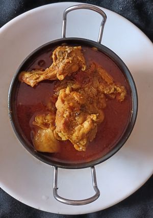 চিকেন আলুর ঝোল(chicken aloor jhol recipe in Bengali) রেসিপির প্রধান ছবি