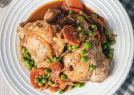 Pollo arvejado