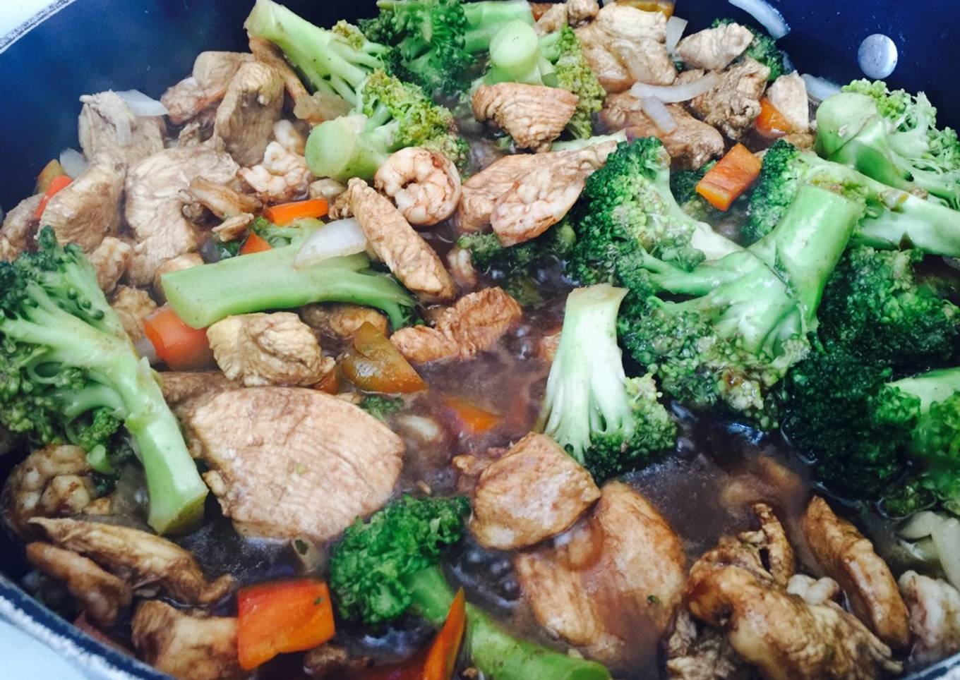 Pollo con brócoli y soja