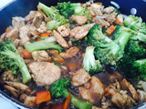 Pollo con brócoli y soja