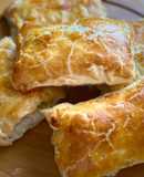 Сочные пирожки с ветчиной и сыром