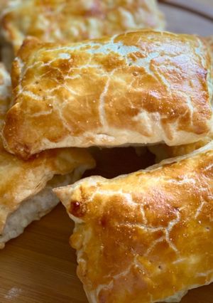 Фото Сочные пирожки с ветчиной и сыром.