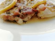 Una foto de contramuslos de pollo al limón