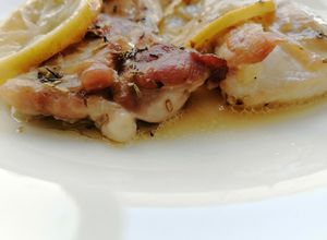 Una foto de Contramuslos al horno con limón y hierbas