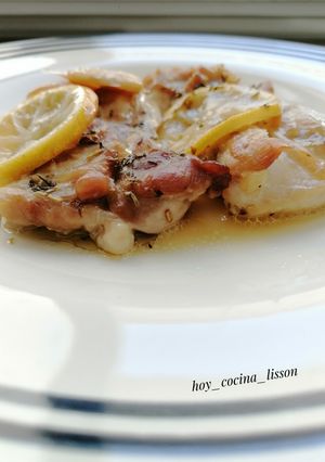 Una foto de Contramuslos al horno con limón y hierbas