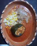 Chilito relleno de soja  en caldillo de jitomate con arroz y frijoles a la ranchera las Correa