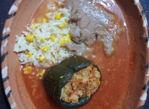 Una foto de Chilito relleno de soja  en caldillo de jitomate con arroz y frijoles a la ranchera las Correa
