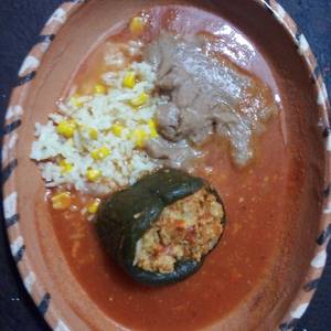 Chilito relleno de soja  en caldillo de jitomate con arroz y frijoles a la ranchera las Correa