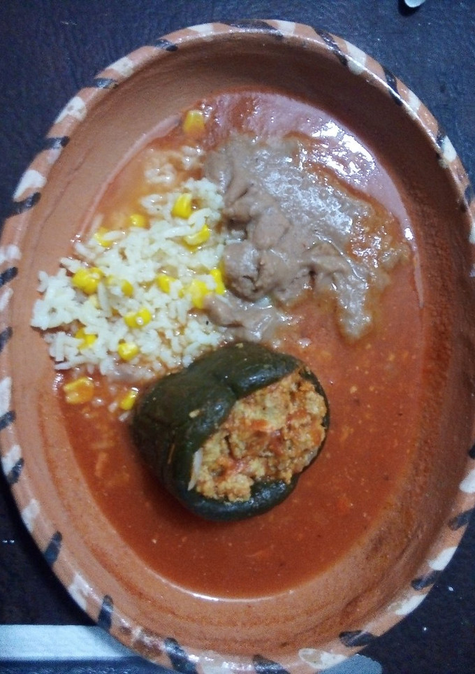 Una foto de Chilito relleno de soja  en caldillo de jitomate con arroz y frijoles a la ranchera las Correa