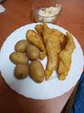 Tempura de gallo con papas cocidas con piel y mayonesa
