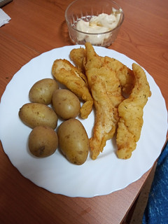 Una foto de Tempura de gallo con papas cocidas con piel y mayonesa