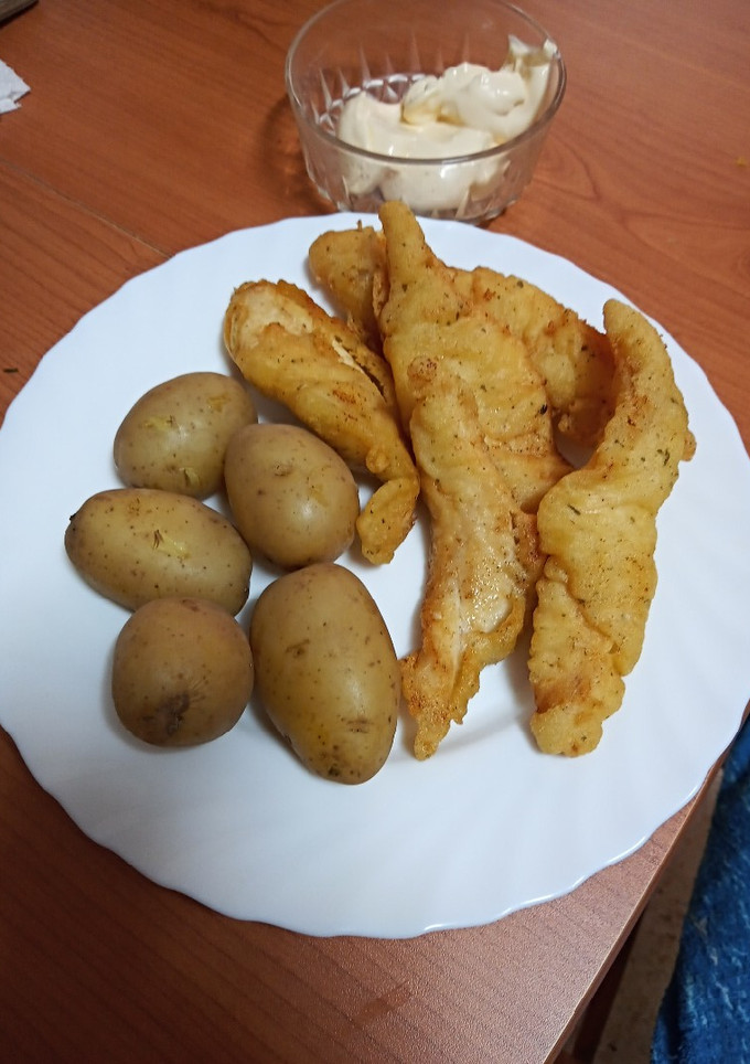 Una foto de Tempura de gallo con papas cocidas con piel y mayonesa