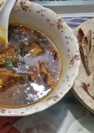 A picture of Altay paltay ka salan gravy with roti.