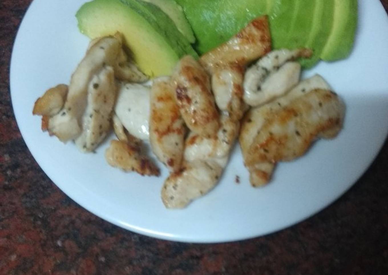 Pollo al ajillo con aguacate