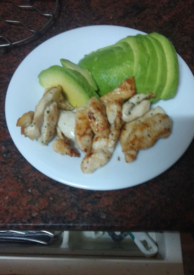 Una foto de Pollo al ajillo con aguacate