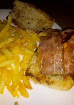 Una foto de "Hamburguesas Caseras con fritas" 😋😋😋