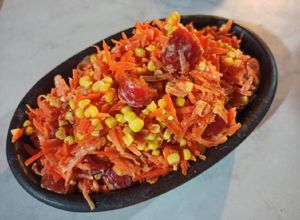 Una foto de Ensalada de zanahoria, choclo y cherrys