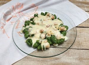 Una foto de 🌱 Ñoquis de espinaca, ricota y papa con salsa de jamón y queso parmesano 🌱 Livianos y deliciosos 🌱