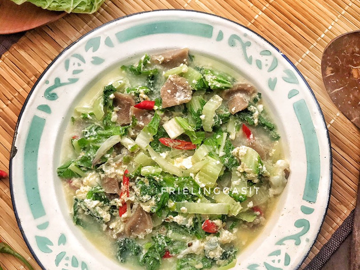 Bagaimana Menyiapkan Tumis sawi putih, bakso dan telur yang Bisa Manjain Lidah