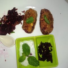 A picture of Beetroot walnut Crutooos.