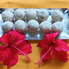 A picture of Coconut Ladoo.