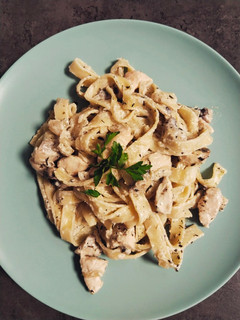 Una foto de Tagliatelle de pollo y champiñones al estragón