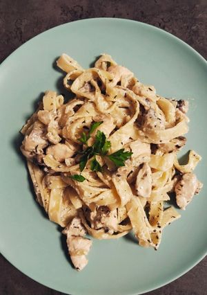 Una foto de Tagliatelle de pollo y champiñones al estragón