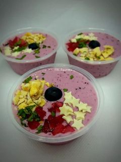 Una foto de Helado de arándanos y moras en tarrinas