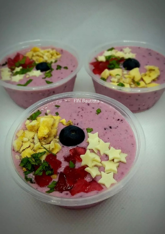 Una foto de Helado de arándanos y moras en tarrinas