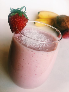 Una foto de Batido de fresa, plátano y coco