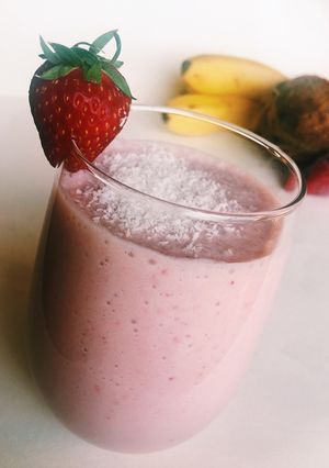 Una foto de Batido de fresa, plátano y coco
