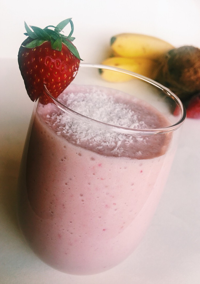 Una foto de Batido de fresa, plátano y coco