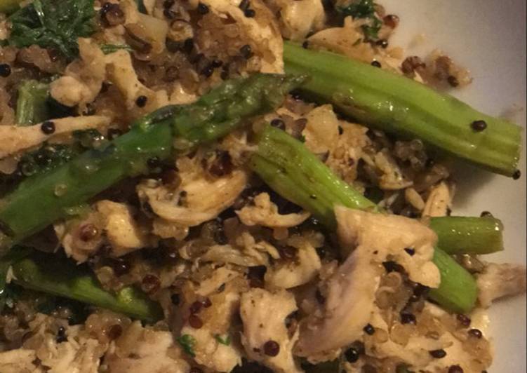 Quinoa with shredded chicken and asparagus