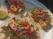 Una foto de aderezos con yogurt al cilantro