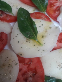 Una foto de Ensalada Caprese (tomate, queso mozzarella y albahaca)🇵🇪
