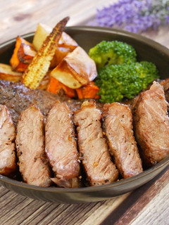 氣炸鍋「烤牛排」肉質嫩得沒話說。 的食譜成品照片