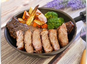 氣炸鍋「烤牛排」肉質嫩得沒話說。 的食譜成品照片